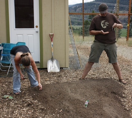 web-dakotta-jackie-planting-herb-bed_mg_2825 web-dakotta-jackie-planting-herb-bed_mg_2825