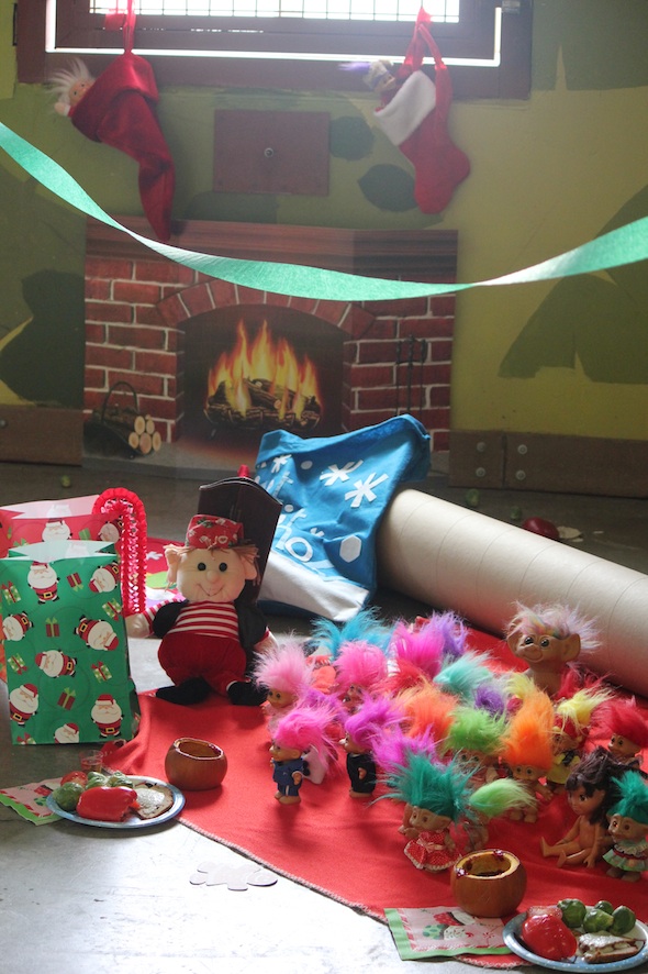 web_elf_troll_pile_fireplace_xmas_kd_IMG_7020