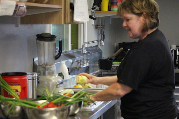 web_Connie_volunteer_caregiver_prepare_breakfast_kh_IMG_8221