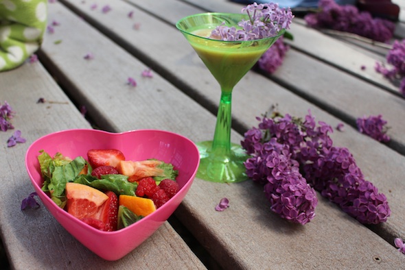 web_mothers_day_party_setup_food_flowers_smoothie_IMG_2244