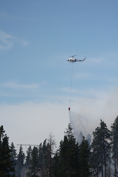 web_helicopter_dropping_water_fire_2016_IMG_4071
