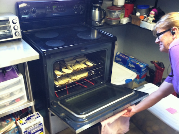 web_volunteer_denice_bake_potatoes_ek_photo-5-1