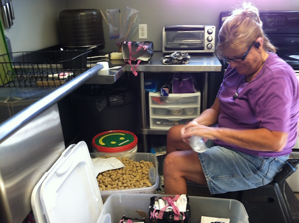 web_volunteer_denice_make_chow_bags_ek_photo-5-3