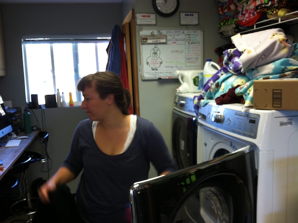 web_volunteer_sandra_laundry_ek_photo-3-1