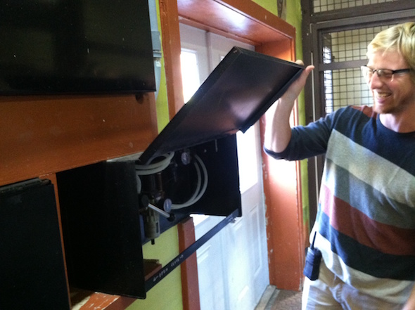 web_volunteer_yuri_checks_ek_photo-1-6