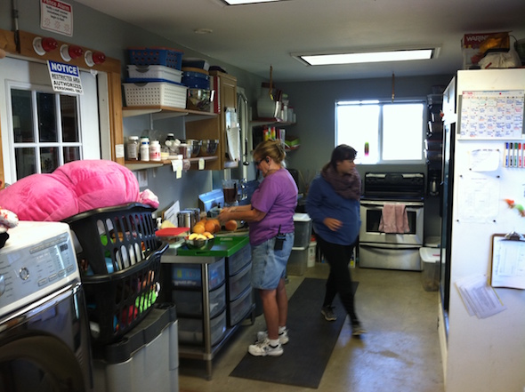 web_volunteers_denice_sandra_prepare_breakfast_ek_photo-5-9